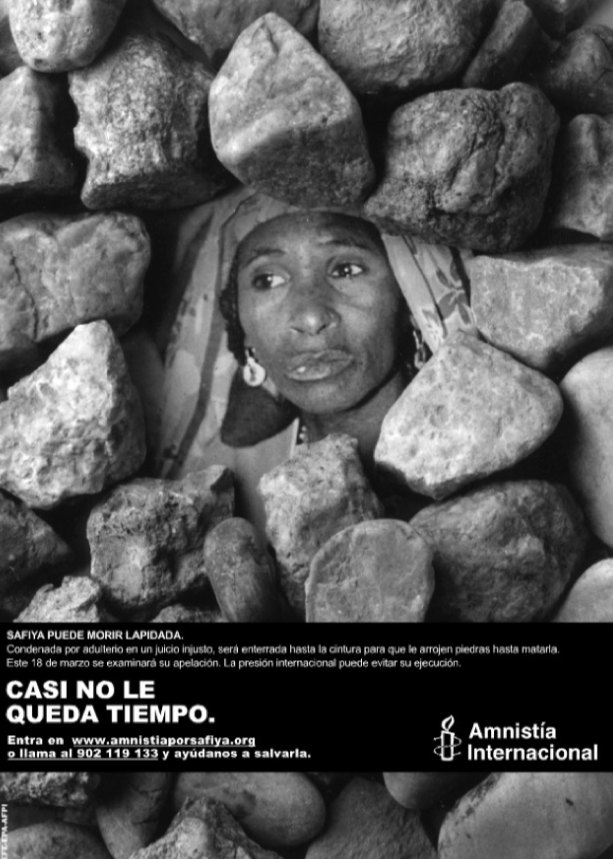 Anuncio de Amnistía Internacional: Safiya rodeada de piedras con el titular «Casi no le queda tiempo»