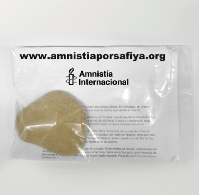 Piedra dentro de una bolsa con el texto amnistiaporsafiya.org y el logo de Amnistía Internacional