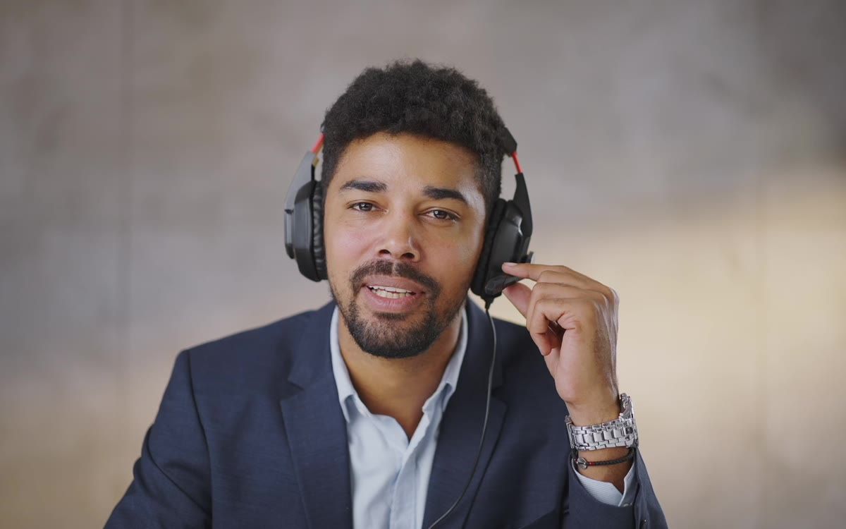 Un intérprete con auriculares