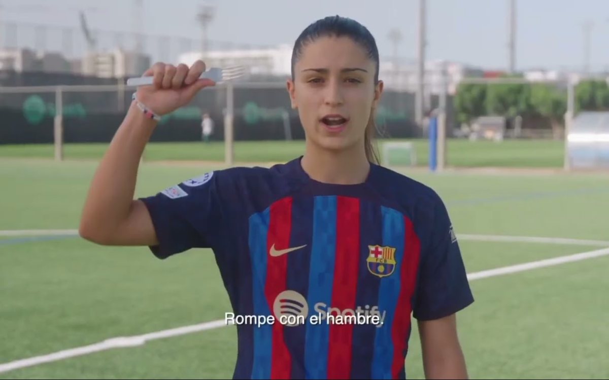 Jana Fernández levanta un tenedor con la camiseta del FC Barcelona